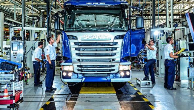 Scania começa a produzir caminhão movido a gás natural na fábrica do ABC