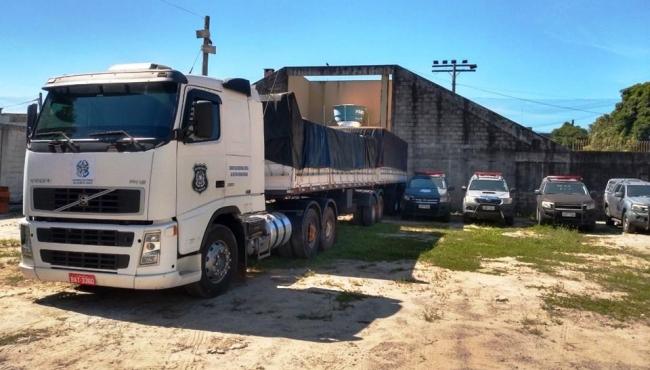 Sejus recebe caminhão bitrem como doação da Receita Federal