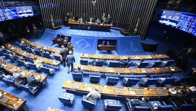 Senado aprova projeto que libera candidatura para políticos com contas irregulares