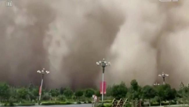 Tempestade de areia 'engole' cidade chinesa à beira do deserto de Gobi