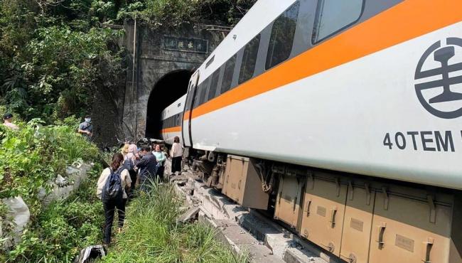 Trem descarrila em região turística de Taiwan e deixa pelo menos 48 mortos