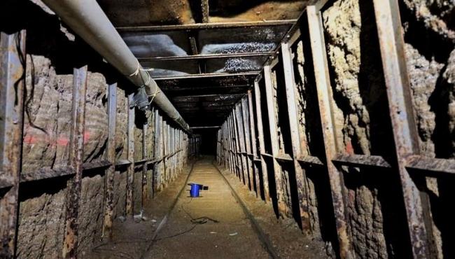 Túnel de traficantes com mais de 18 metros de profundidade, sistema de trilhos, eletricidade e ventilação é descoberto entre EUA e México