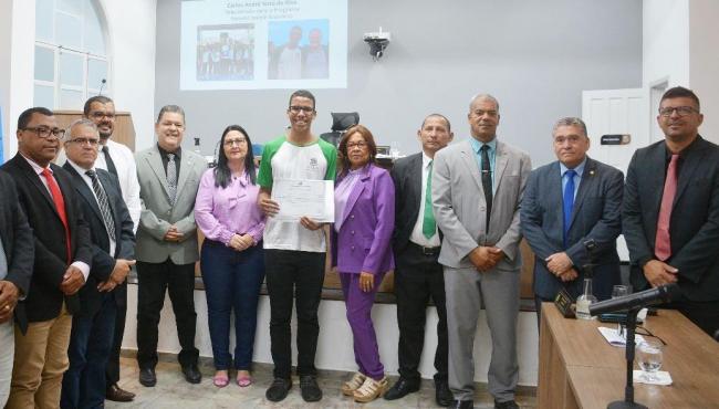 Vereadores homenageiam estudante de São Mateus no ES premiado pelo Jovem Senador