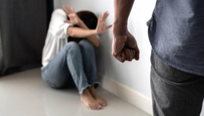 Violência doméstica cresce em 2020, mas denúncias diminuem